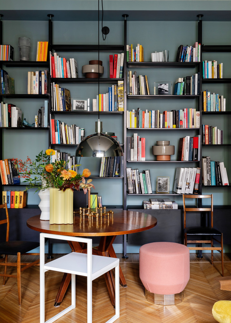Dans l’étagère modulaire avec éléments de rangement K2 (Kriptonite), deux vases en céramique James de Simona Cardinetti. Table vintage d’Ico Parisi (MIM). Chaises vintage Superleggera, design Gio Ponti (Cassina). Chaise blanche Fronzoni 64, design AG Fronzoni (Cappellini). Pouf Decofutura, design Diesel Designers (Moroso). Suspension AM4Z, design Franco Albini (Nemo).