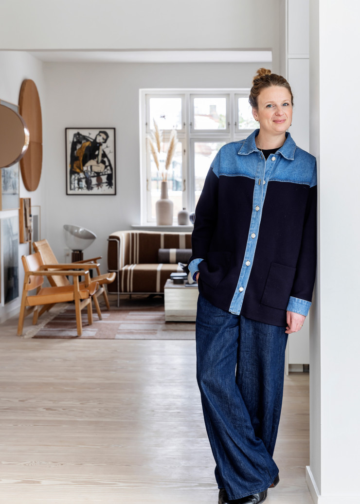 Kristina Dam est diplômée de l’Académie royale danoise des beaux-arts pour l’architecture, le design et la conservation. Parallèlement à la direction de la marque Broste Copenhagen, depuis dix ans, elle est également à la tête du Kristina Dam Studio, pour lequel elle conçoit des meubles et des objets qui s’inscrivent dans le champ de l’art et de l’architecture intérieure. Dans sa villa d’Amager, elle vit avec son mari et leurs deux enfants.
