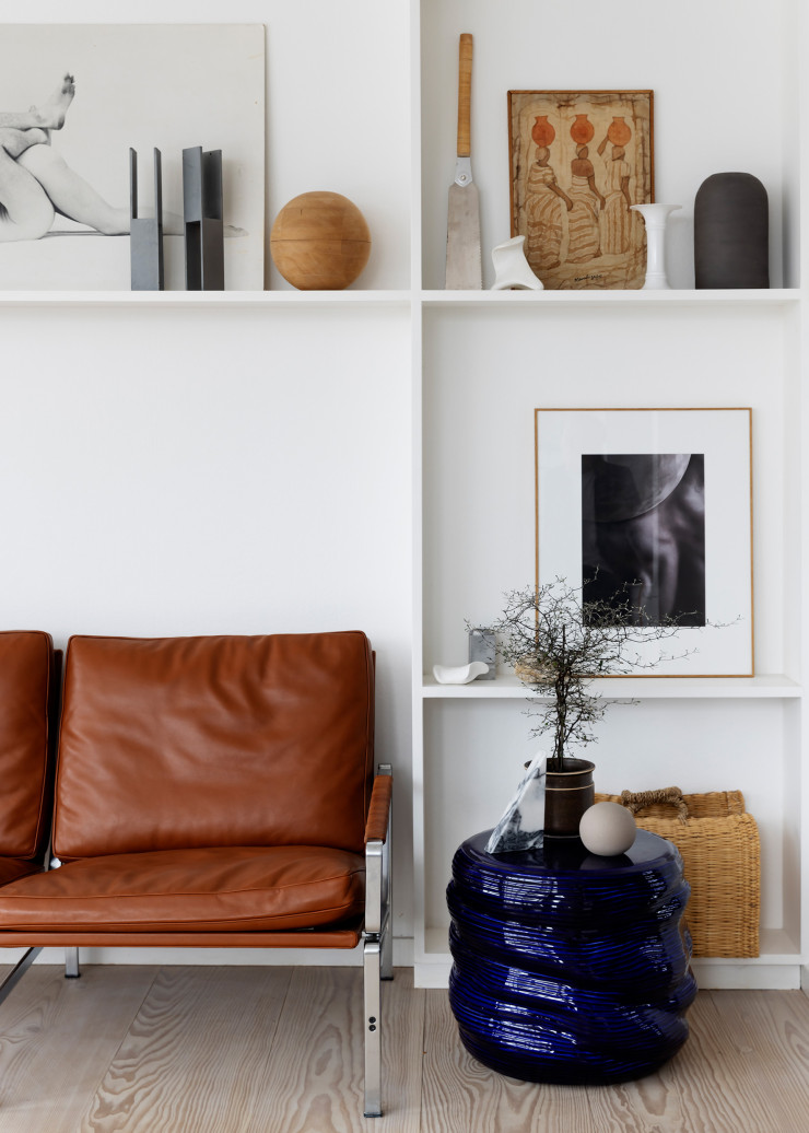 Le canapé FK 6720, de Preben Fabricius et Jørgen Kastholm (Knoll), s’intègre dans l’étagère, telle une œuvre d’art supplémentaire. Kristina a participé à la conception de la table d’appoint en grès émaillé Earthenware (Broste Copenhagen). Derrière les casiers sont cachés des panneaux qui améliorent l’acoustique de la pièce.