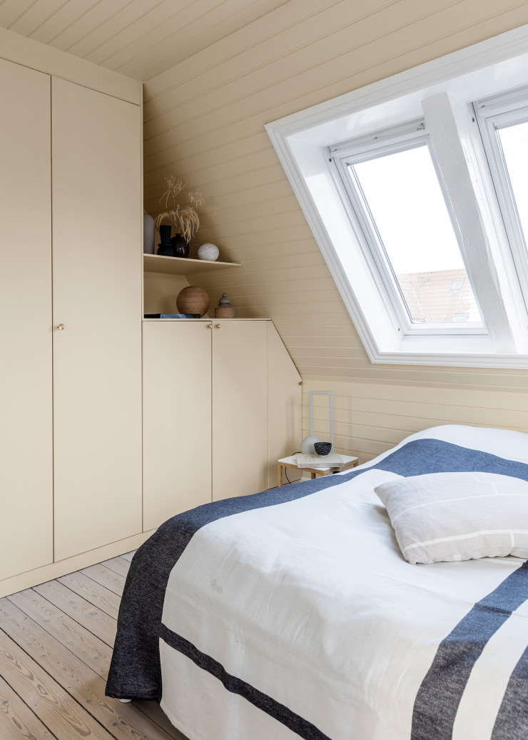 Dans la chambre, Kristina a peint les plafonds, les murs et les façades des armoires dans la même nuance. Selon elle, pour qui la chambre doit favoriser la sérénité de ses occupants, le meilleur moyen d’y parvenir est d’utiliser le moins de couleurs possible. C’est aussi la jeune femme qui signe le couvre-lit, le coussin et la lampe de table.