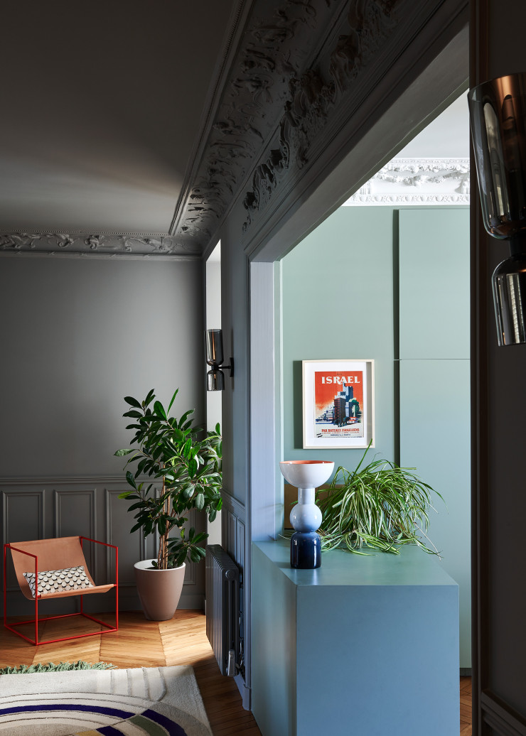 Dans l’entrée, sur l’îlot, lampe Three Valleys Wood Fire de Gabrielle Thomassian (Villa Arev). Fauteuil Solo Seat, design Muller Van Severen (Valerie Objects). Coussin Élitis. Tapis Pacome de Floriane Jacques (Habitat).
