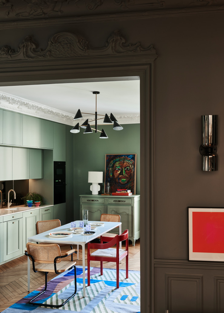 Dans la cuisine-salle à manger, table Allungami de Metrica (Cinna). Chaises B32 et B64 de Marcel Breuer(Knoll).Fauteuil Carimate signé Vico Magistretti (Fritz Hansen). Sur le buffet vintage, lampe Earth de Marie Michielssen (Serax). Portrait signé Martine Martine. Suspension trouvée sur Litfad.com. Tapis Carte postale (Mapoésie).