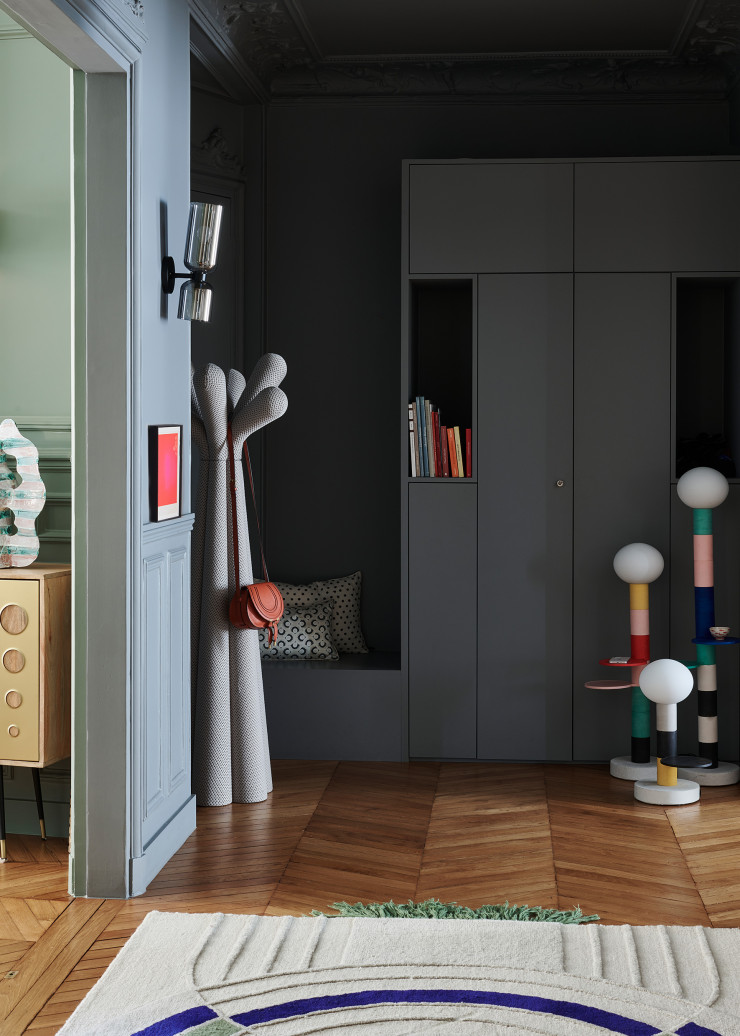 L’entrée est formalisée par un placard et une banquette sur mesure. Coussins Élitis. Totems lumineux Ciluzio (AAMA Design). Portemanteau Anemone signé Fabrice Berrux (Bonaldo). Tapis Pacome de Floriane Jacques (Habitat).