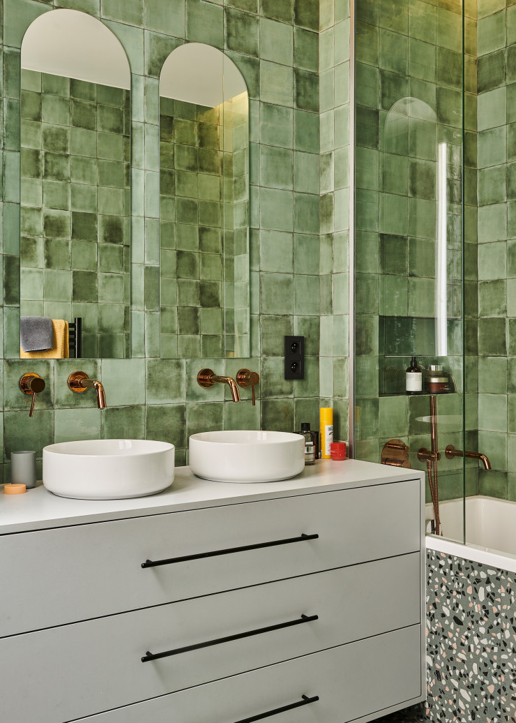 Dans la salle de bains des enfants, zelliges Tsquare Mint Tea (Terratinta Ceramiche). Carrelage du tablier de la baignoire Confetti (Quintessenza Ceramiche). Robinetterie Luxe Rose Gold (Lusso Stone).