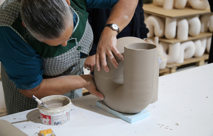 Fabriquée au Portugal, le luminaire requiert tout le savoir-faire des artisans céramistes qui en ont la responsabilité. Moulé en plusieurs parties, il est ensuite assemblé et lissé avec précision.