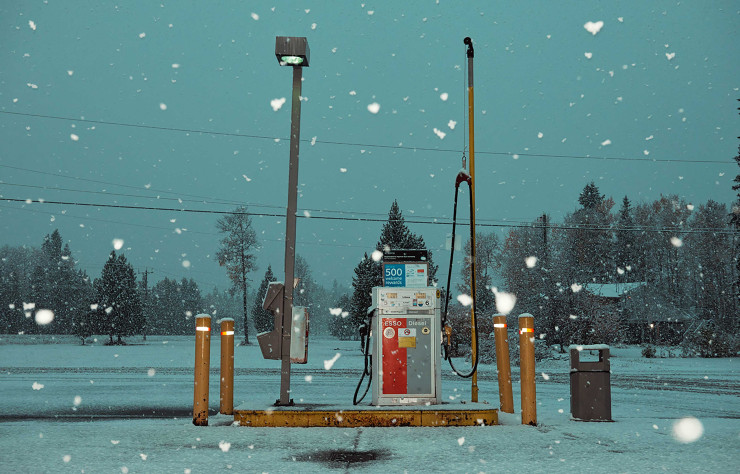 Tout au long de la Highway 16, Kourtney Roy a photographié des éléments du paysage dont émane une étrange banalité.
