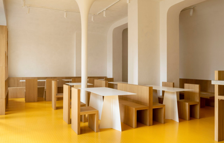 Jouant ici aussi avec les contrastes, Rhézome est un restaurant pop monacal.