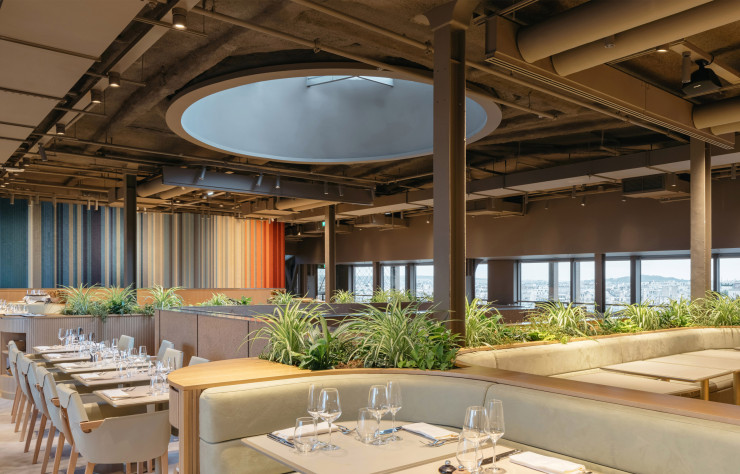 Pour donner un nouveau souffle au restaurant perché à 57 m de haut, les architectes sont valorisé la présence de la Dame de fer depuis l’intérieur de la brasserie, en dégageant au maximum les vues sur sa structure et sur Paris.