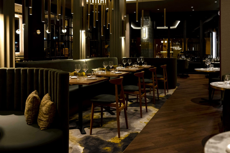 Ici, tables, chaises, banquettes, suspensions, appliques et tonalités varient d’un espace à l’autre, démultipliant d’autant les ambiances.