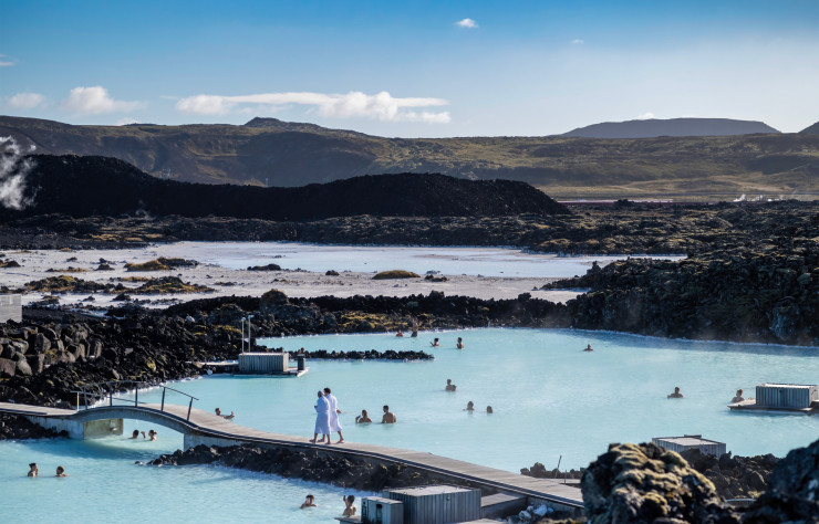 Dans le sud-ouest de l’île, les bains d’eau chaude du Blue Lagoon sont entourés de paysages volcaniques hors du commun.