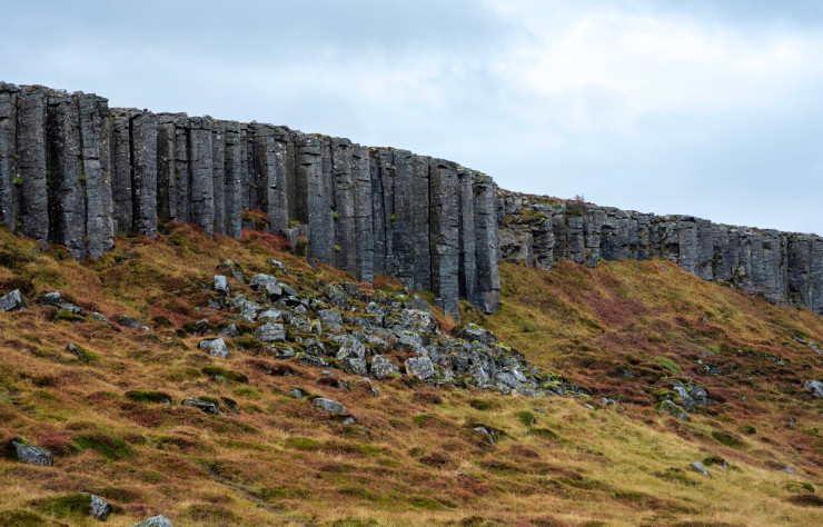 Les falaises de dolérite à Gerðuberg sont composées de colonnes hexagonales naturelles pouvant atteindre 14 mètres de haut.