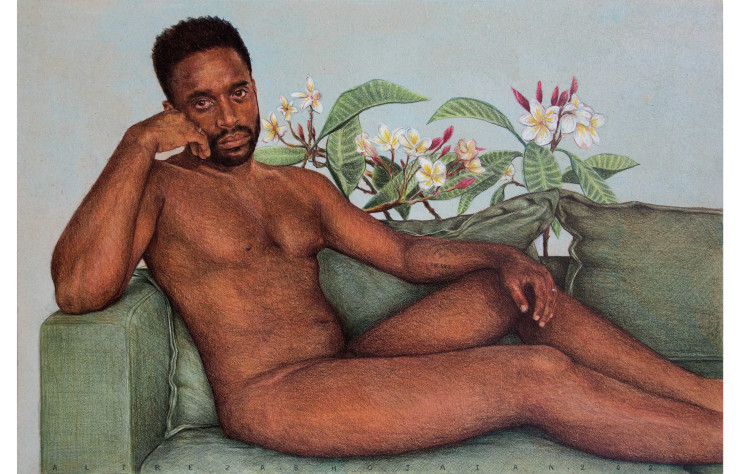 Dans ses portraits, le peintre et activiste iranien Alireza Shojaian représente des sujets masculins souvent nus dans de délicates et intimistes compositions. Ici, l’oeuvre Blossom at the mention of your name met en avant une représentation aux antipodes des canons de la virilité.