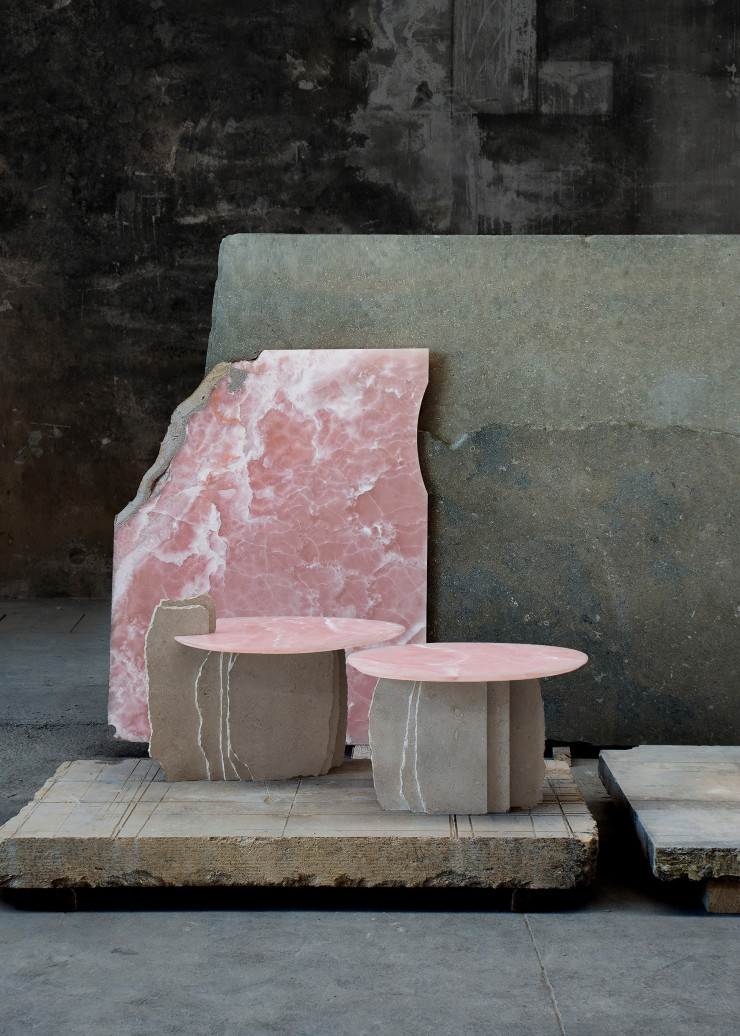 Ces tables Stone Cloud (1 et 2), en onyx rose et pierre grise de Vicenza récupérée, sont issues de la collection de mobilier brutaliste « La Mémoire des pierres » de l’architecte Aline Asmar d’Amman (The Invisible Collection).