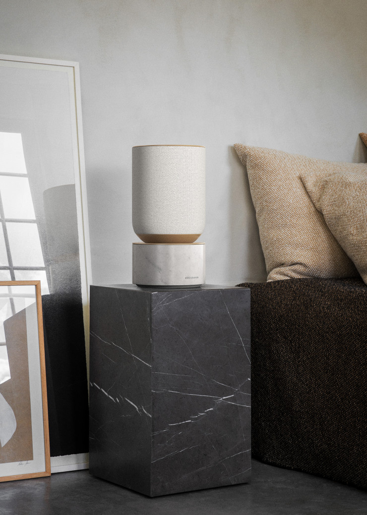 Sculpturale, cette enceinte Beosound Balance arbore une finition dorée et marbre blanc (Bang & Olufsen).
