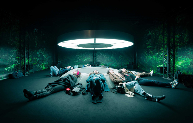 Grâce à l’installation The Oracle conçue par le collectif Alpha Wave Experience et dirigée par Dan Ghenacia, le public peut bénéficier d’une véritable séance de méditation associant du son 3D à des impulsions lumineuses. Une expérience multisensorielle et psychédélique à ne pas manquer !
