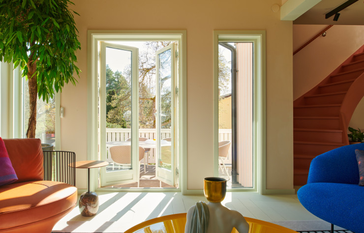 Les nombreuses ouvertures de la maison offrent beaucoup de lumière naturelle à l’intérieur.