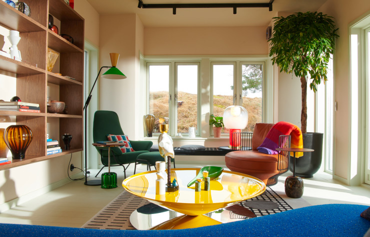 Le salon comme un showroom des pièces de Luca Nichetto. Pêle-mêle : table basse Float (La Chance), lampadaire Alphabeta (Hem), fauteuil et ottoman Hay (Hem),…