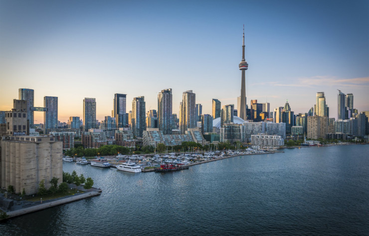 En effet la CN Tower culmine à 553,33 mètres, autrefois appelée la tour nationale du Canada.