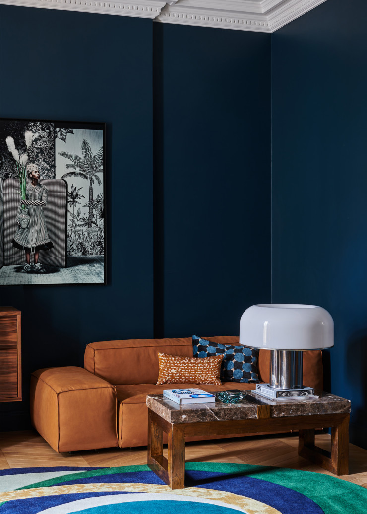 Tapis Alliances, design Géraldine Prieur (Toulemonde Bochart). Canapé Extrasoft en cuir de Piero Lissoni (Living Divani). Au mur, tirage photo de Didier Delmas et Virginie Lucy-Duboscq pour IDEAT # 136 (février 2019).