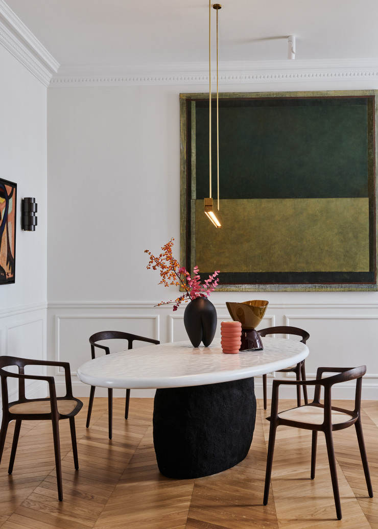 Dans la salle à manger, autour d’une table signée Benoit Viaene, chaises DC10 en noyer, design Inoda + Sveje (Miyazaki Chair Factory). Suspension H d’Ohlab (Contain). Au mur, toile de Jean-Pierre Pincemin.