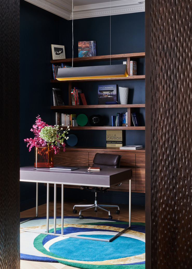 Dans le bureau, la bibliothèque et les éléments de rangement en noyer américain ont été conçus sur mesure. Bureau Kepler, design G. Azzarello (Porada). Suspension Respiro de Philippe Nigro (DCW Éditions).