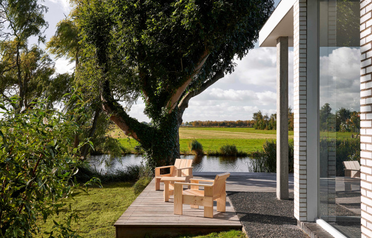 Fauteuils lounge Crate et table d’appoint réédités par Hay