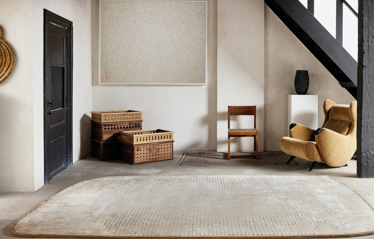 Un fin quadrillage vient animer subtilement la tonalité naturelle et les formes organiques du tapis Geometry.
