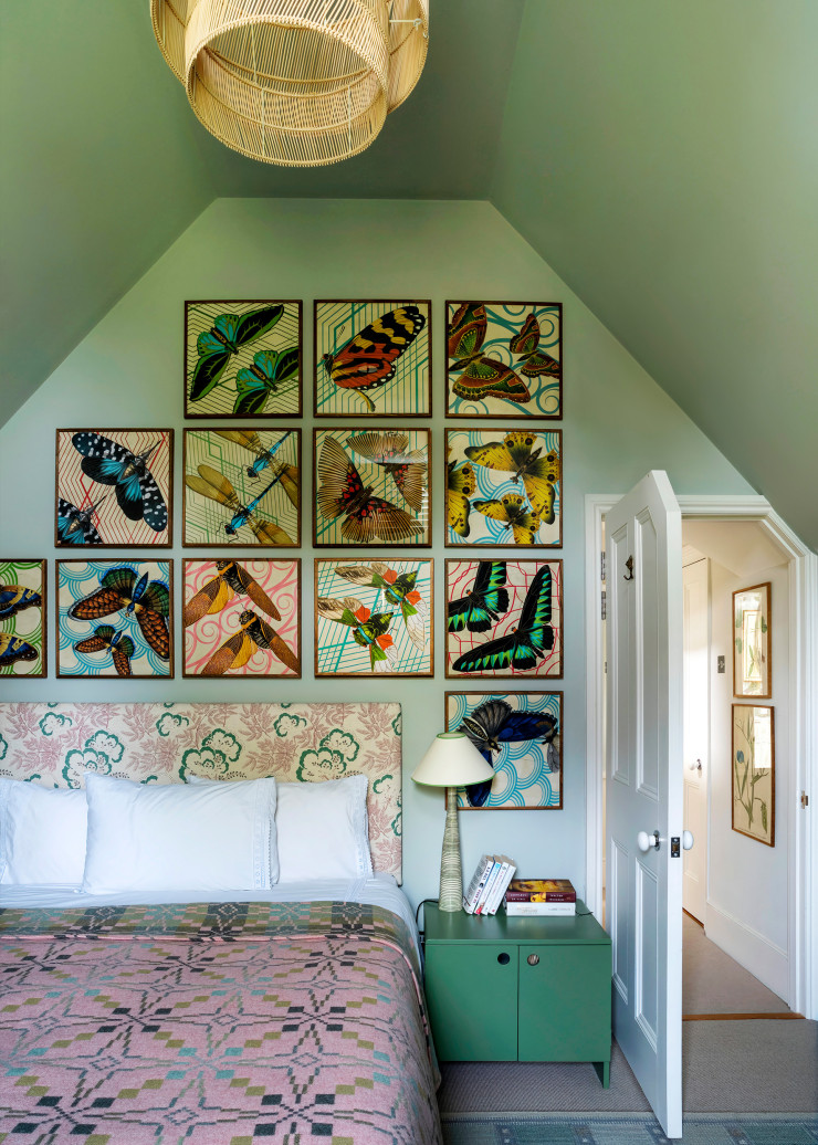 Dans la chambre d’amis, tête de lit recouverte d’un tissu Cloud Garden, coloris Vert-de-gris (Rapture & Wright). Sur le lit, plaid vintage Tinsmiths, typique du Pays de Galles. Au mur, une sélection de motifs imprimés de la collection « Insecta Pattern » (Adam Ellis Studio).