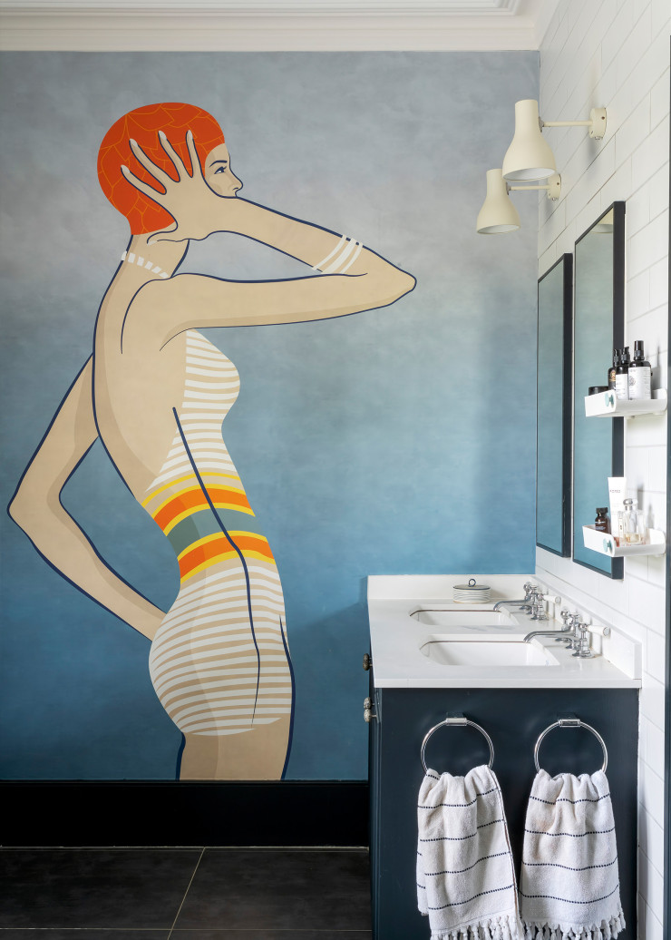 Dans la salle de bains parentale, le papier peint Swimmer (Adam Ellis Studio) réinterprète une couverture de magazine des années 20.