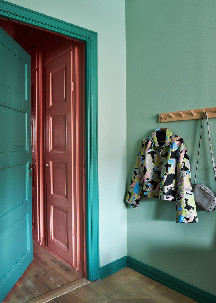 Dans la chambre, veste suspendue Stine Goya. Sac Valentino. Lit Gjöra, design Monika Mulder (IKEA). Couvre-lit Paolo, coloris vert émeraude (Linum). Vases DBKD. Suspension Krusning, design Sigga Heimis. Toutes les peintures ont été sélectionnées chez Alcro, Farrow & Ball et Little Greene.