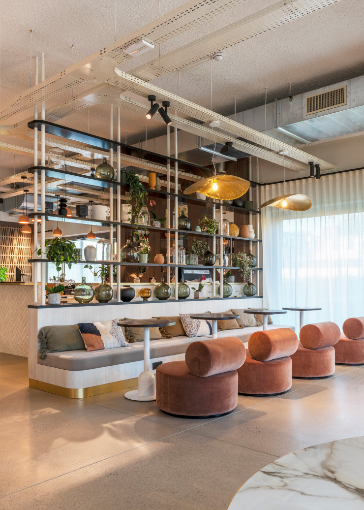 Le bar de l’hôtel. L’architecture intérieure est l’œuvre d’Élodie Dumas, de l’agence Wunder : « Dans ce site hautement naturel, l’hôtel semble avoir “poussé”, comme une graine dans un jardin… Cette image organique et sculpturale nous a inspiré des couleurs naturelles. »
