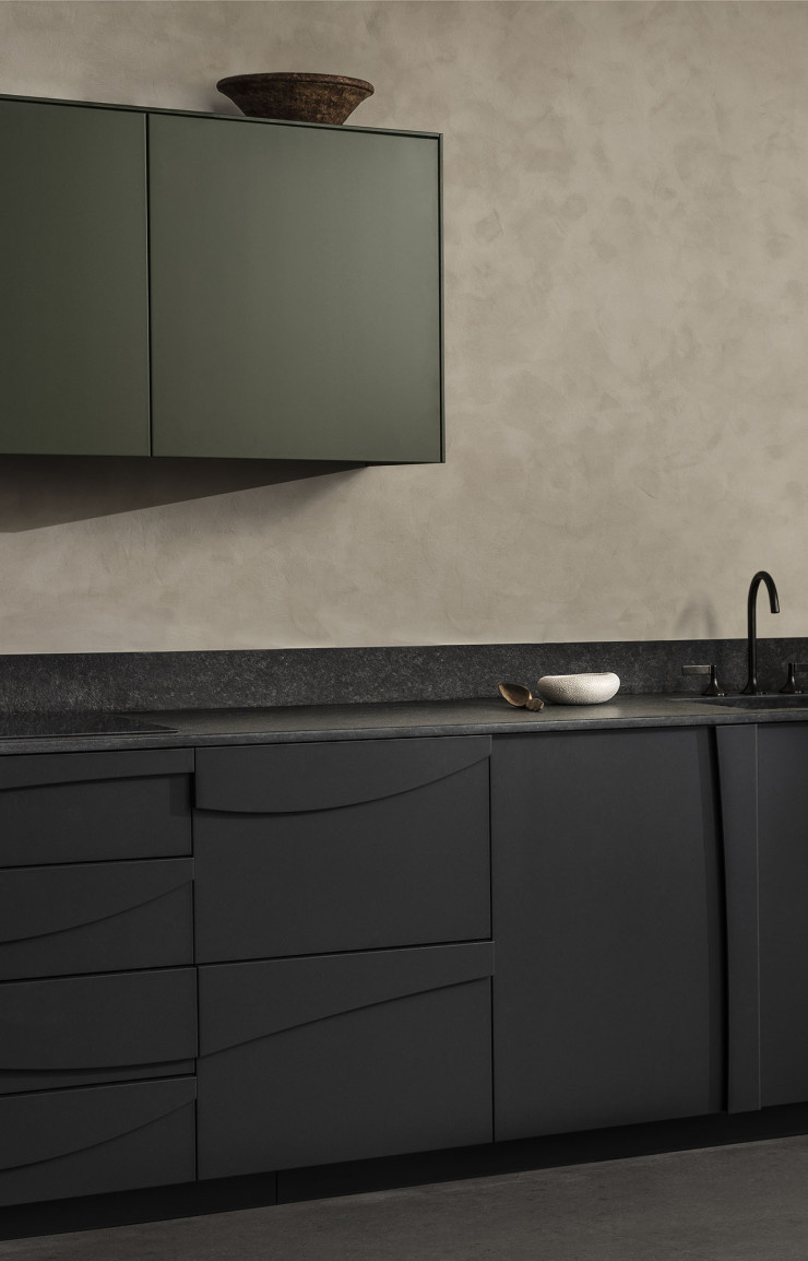 La collection Bruta marie l’apparence tranquille et plus vivace de l’eau.