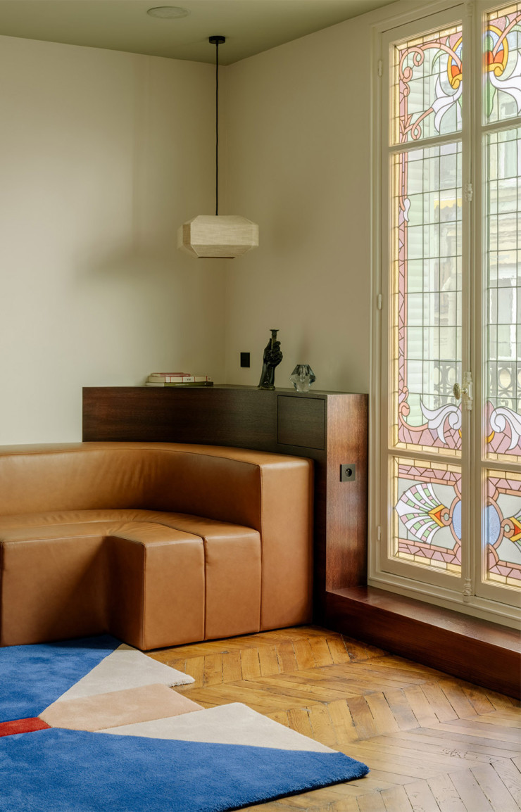 La banquette en cuir a été dessinée sur-mesure.