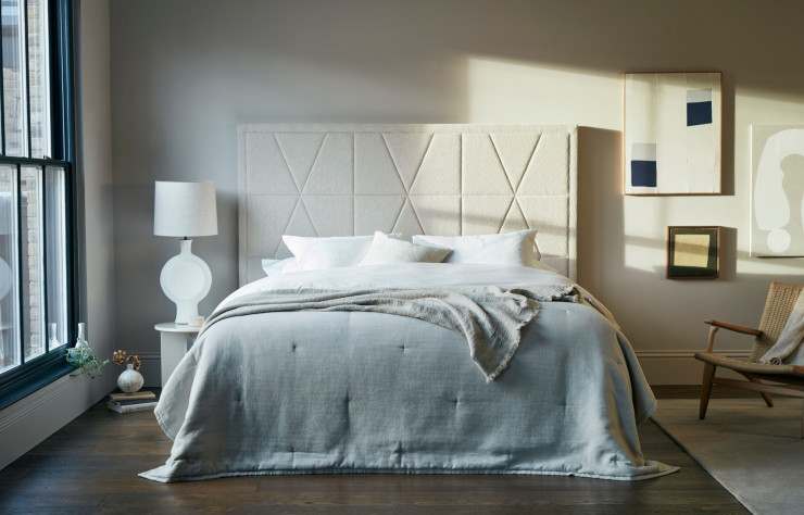 À l’instar de cette tête de lit Berkeley, surmontant un matelas Sublime Superb, Vispring joue la carte de la douceur et des tons neutres pour relever le défi d’un sommeil réparateur.