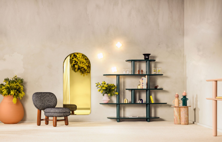 Tous les objets de la nouvelle collection sont ici réunis : appliques mimosa, bibliothèque gaou, serre-livre roulas, miroir scapa, table d’appoint fani lioz et fauteuil galinette.