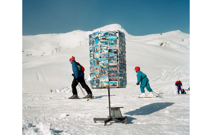 Prise en Suisse en 1994, la photographie Kleine Scheidegg rend bien compte des terrains de jeux favoris de Martin Parr : les vacances, le tourisme et le consumérisme.