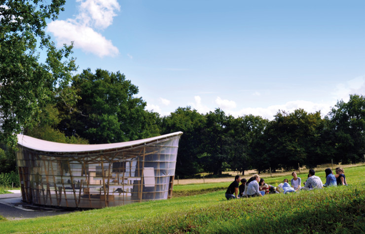 En 2014, la designer turque Ayse Birsel donnait sur les pelouses de Boisbuchet un atelier intitulé « Design The Life You Love ».