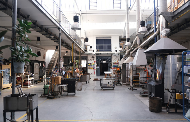 Lauréat du grand prix Design Parade Hyères 2021, Jacques Averna, comme ses prédécesseurs, est ensuite passé en résidence au Cirva de Marseille, afin d’y réaliser un vase inédit.