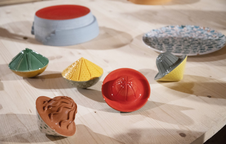 À Tarente, dans les Pouilles, durant la première des International Design Expeditions, la designer française Marta Bakowski a réalisé, dans l’atelier de céramique Bottega Vestita, un ensemble de presse-agrumes aux looks toniques.