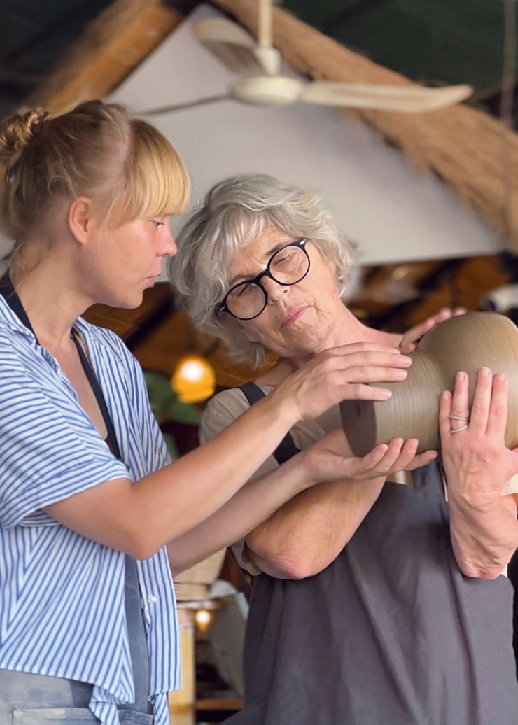 À gauche, la designer polonaise Alicja Patanowska, à droite, Mathilde Bretillot, fondatrice des International Design Expeditions, lors de la dernière équipée, au Cambodge.