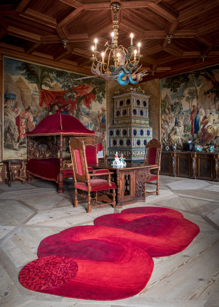 Le studio Odd Matter, basé à Amsterdam, a réalisé là un tapis irrégulier, comme animé d’un mouvement fluide, dont l’étrangeté va bien au décor.