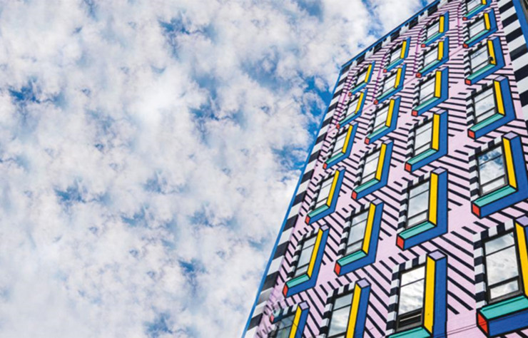 À Industry City, ex-complexe manufacturier de Brooklyn et aujourd’hui incubateur créatif, la graphiste française Camille Walala, installée à Londres, a habillé, sous l’égide de la Villa Albertine, une façade de l’énorme bâtisse façon trompe-l’œil à la Memphis.