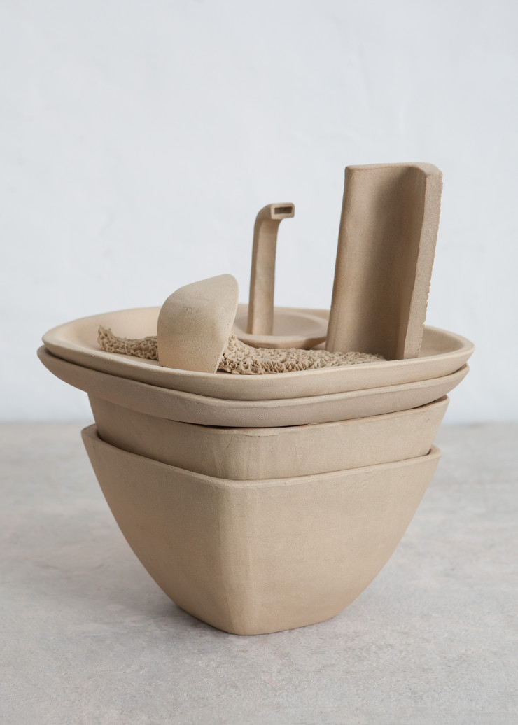 Le plasticien suisse David de Tscharner a réalisé à l’atelier Culot d’étranges empilements, comme issus de chez un grossiste, sans fonction particulière si ce n’est celle de brouiller les lignes entre art et design, entre usage et beauté du geste.