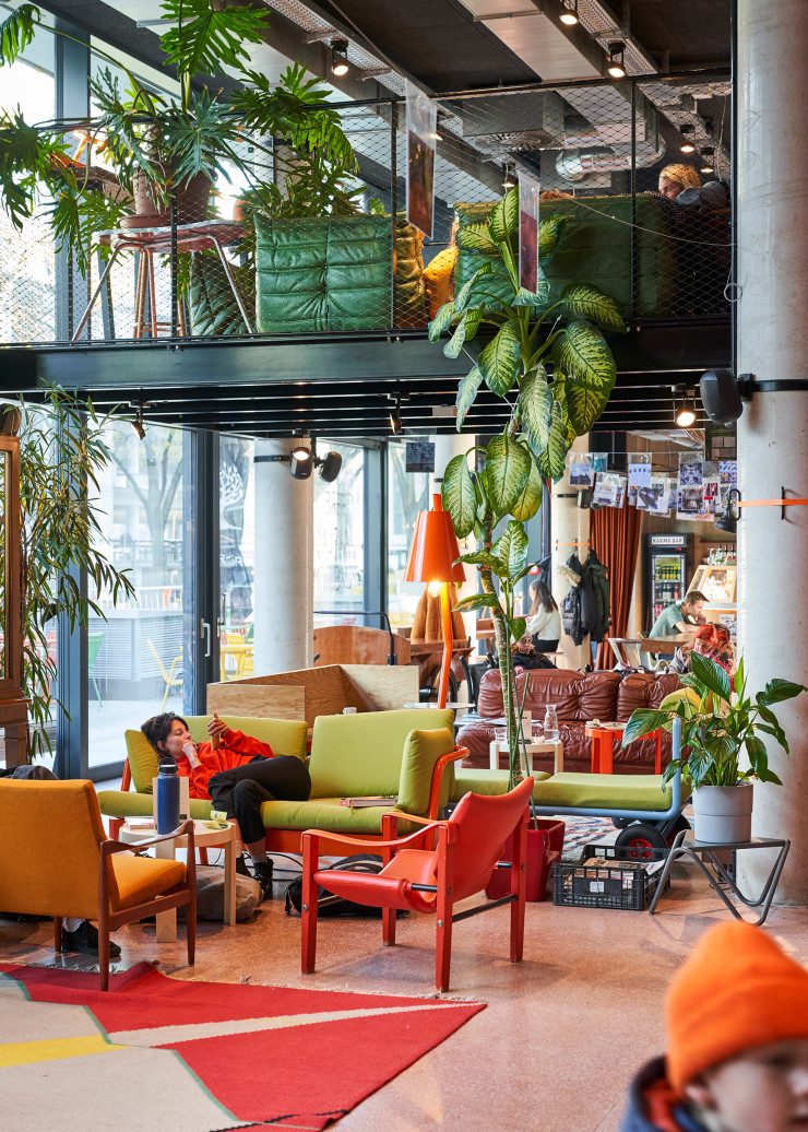 L’hôtel-hostel Superbude (établissement à l’offre multiple proposant des chambres individuelles et des dortoirs) déroule un long lobby-salon-café loufoque dans un gentil bric-à-brac.