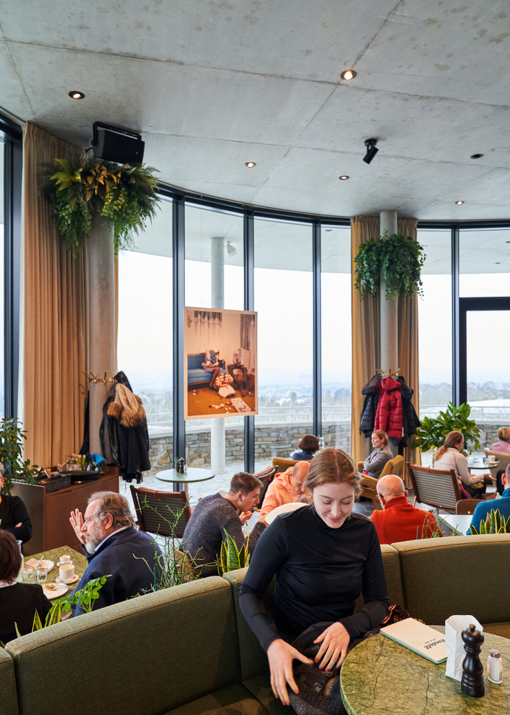 Sur les hauteurs de la ville, avec la forêt toute proche, le Rondell - Café am Cobenzl donne l’illusion d’être en pleine campagne. L’intérieur a été pensé par les designers de Krœnland. Les photographies vintage (de Weronika Gesicka) sont aussi insolites que leur installation devant les baies vitrées.