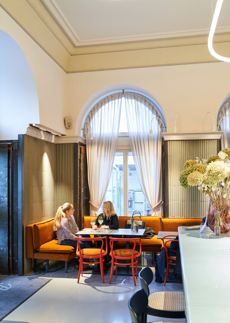 Le Cafe Bellaria a été repensé par le Büro KLK qui a préservé le charme des lieux, ses anciens volets intérieurs en fer et sa coupole de 5 mètres de haut. Le fauteuil 209 (Thonet), en rouge intense, fait le lien entre tradition et modernité.