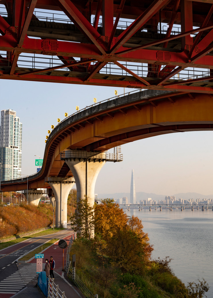Les entortillements du pont Yeondong et, plus loin, ceux du pont Cheongdam, embouteillés à toute heure, racontent une Séoul énormissime et surpeuplée où circuler relève parfois de la gageure. Au loin, la tour World, propriété du puissant groupe immobilier Lotte, trône crânement avec ses 555 mètres de hauteur.
