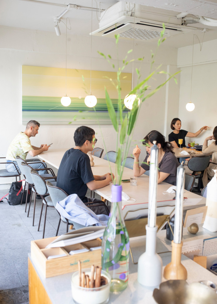 Épuré dans le décor comme dans l’assiette, où le végétal est roi, l’antre de la cheffe Jang Jin-a, baptisé Base is Nice, rassérène tous les sens.