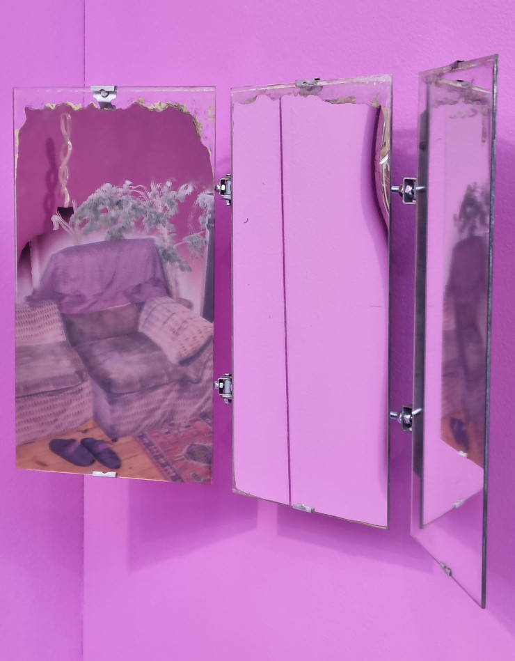 Le miroir d’Arnaud Ebelen reflétant à sa manière l’ambiance futuro-Barbie du stand de Tableau.