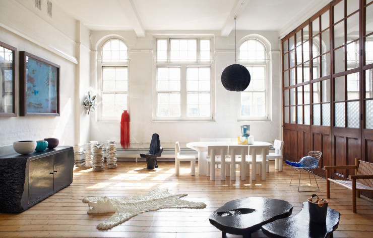 Dans le salon de Valerio Capo et Sam Pratt, un luminaire signé Paul Cocksedge surplombe le mobilier de Max Lamb, designer fétiche de Gallery Fumi.